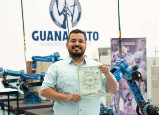 IECA forma talento especializado en robótica: la historia de éxito de Fernando Arteaga • Más de 400 personas han sido capacitadas en robótica.