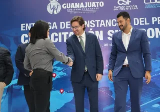 Guanajuato fortalece su capital humano con entrega de constancias a personas capacitadas en el extranjero