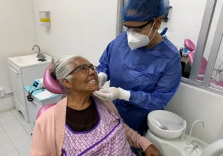Doña Ofelia recupera su sonrisa y salud bucal gracias  al programa Grandes Sonrisas del DIF Estatal