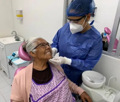 Doña Ofelia recupera su sonrisa y salud bucal gracias  al programa Grandes Sonrisas del DIF Estatal