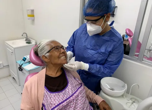 Doña Ofelia recupera su sonrisa y salud bucal gracias  al programa Grandes Sonrisas del DIF Estatal