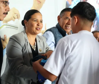 Jóvenes de Celaya reciben uniformes escolares