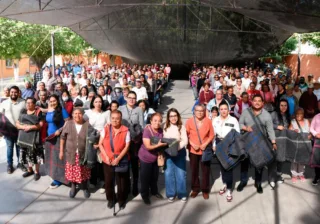 Villagrán realizó la entrega simbólica de cobijas como parte de la Campaña Invernal 2025