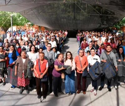 Villagrán realizó la entrega simbólica de cobijas como parte de la Campaña Invernal 2025