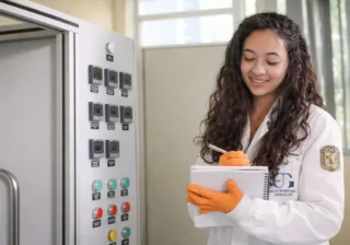 La UG consolida su excelencia académica: 56 programas ratifican su calidad en el Sistema Nacional de Posgrados