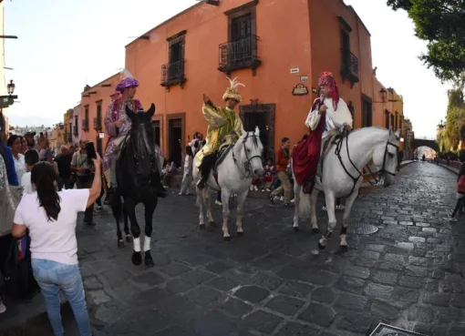 ENTREGAN REYES MAGOS Y PRESIDENCIA MUNICIPAL MILES DE JUGUETES A NIÑOS SANMIGUELENSES