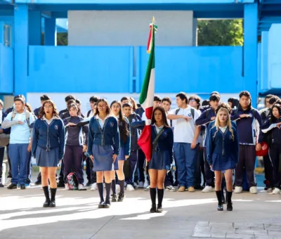 Conmemora CECyTEG el Día de la Bandera y reconocen innovación estudiantil