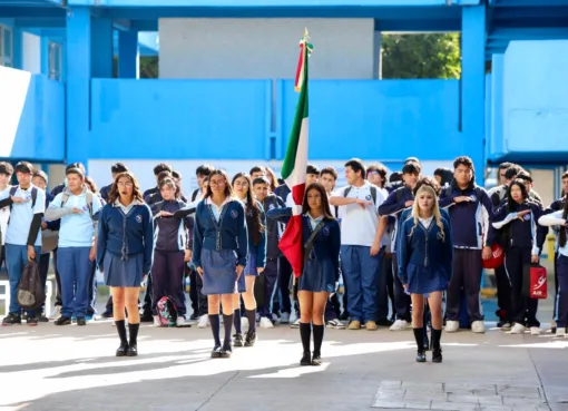 Conmemora CECyTEG el Día de la Bandera y reconocen innovación estudiantil