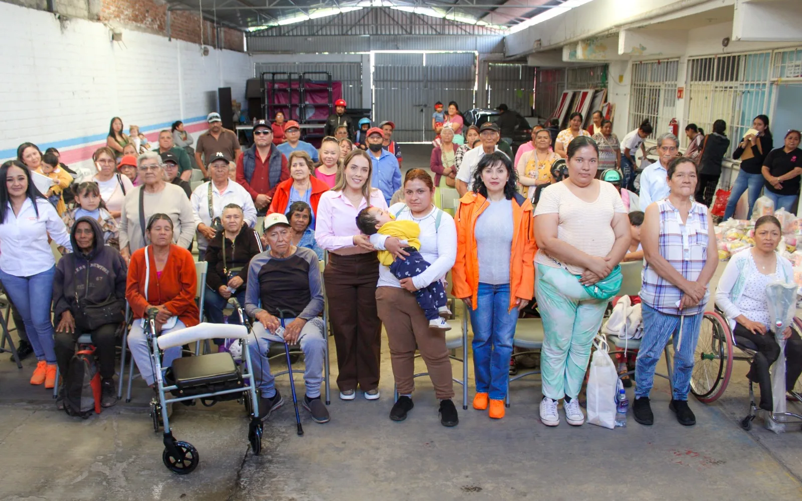 DIF CORTAZAR FORTALECE LA CALIDAD DE VIDA DE LAS FAMILIAS CON ENTREGA DE APOYOS.