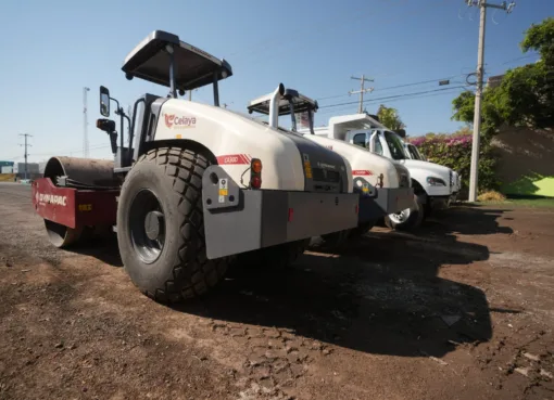 REFUERZA MUNICIPIO ATENCIÓN A MANTENIMIENTO Y BACHEO DE CALLES CON MAQUINARIA NUEVA Y AMPLIACIÓN DE CUADRILLAS