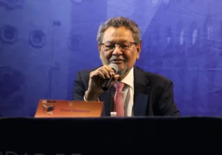 Élmer Mendoza recibe el IX Premio “Jorge Ibargüengoitia” en la inauguración de la FILUG