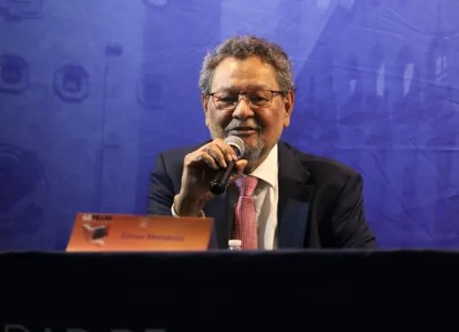 Élmer Mendoza recibe el IX Premio “Jorge Ibargüengoitia” en la inauguración de la FILUG