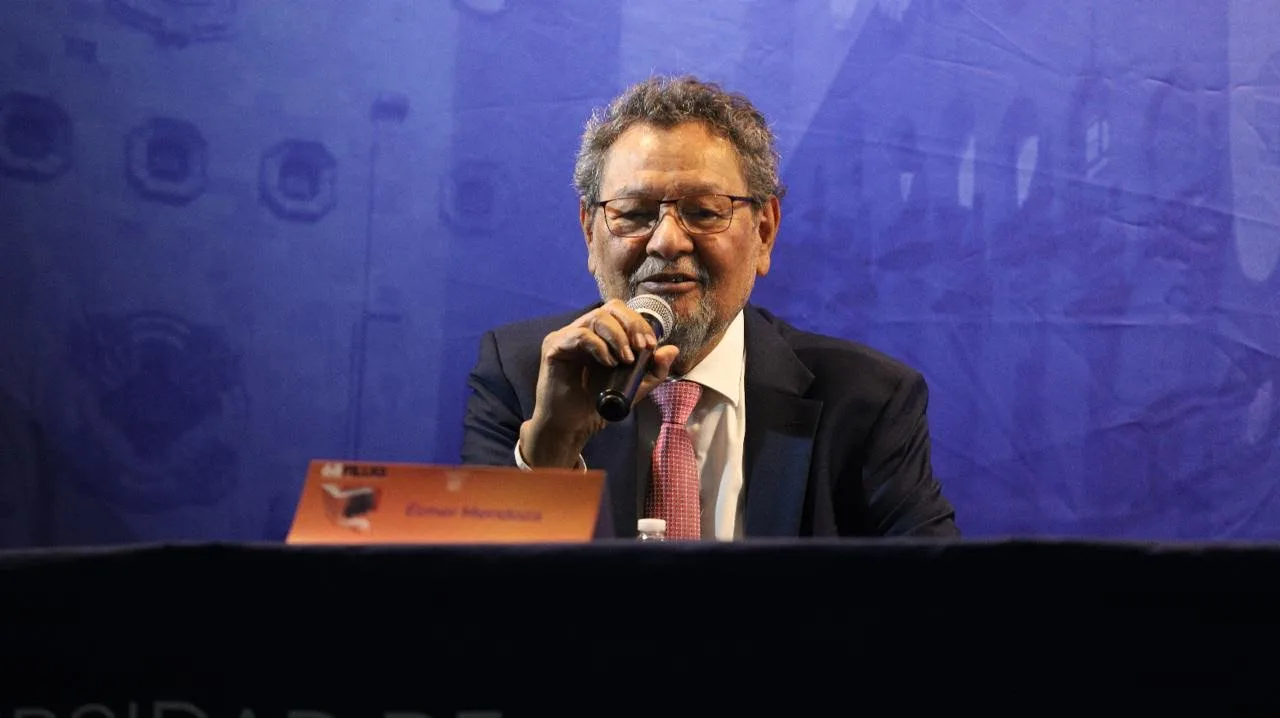 Élmer Mendoza recibe el IX Premio “Jorge Ibargüengoitia” en la inauguración de la FILUG