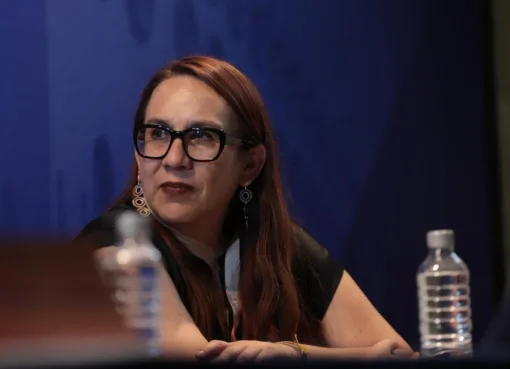 Economía en morado: Visibilizan desigualdades y retos del desarrollo económico con perspectiva de género en la FILUG