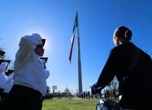 CONMEMORAN EFEMÉRIDES DEL MES DE MARZO CON IZAMIENTO DE BANDERA