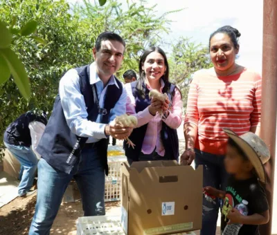 DIF Estatal impulsa economía familiar con entrega de aves de traspatio en Dolores Hidalgo