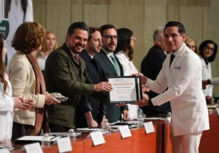 Reconoce IMSS Guanajuato a médico con formación profesional