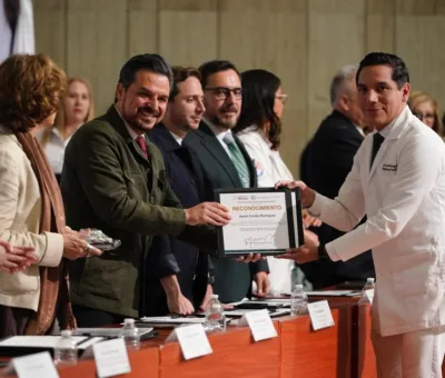 Reconoce IMSS Guanajuato a médico con formación profesional