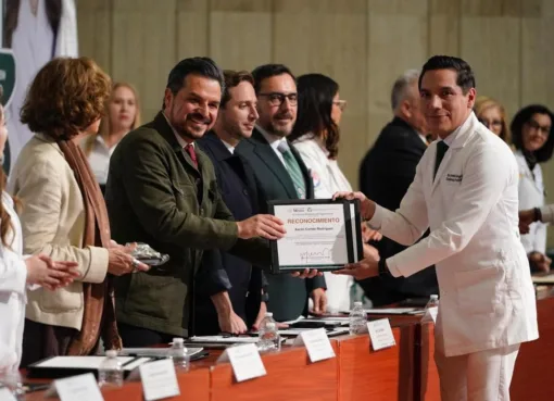 Reconoce IMSS Guanajuato a médico con formación profesional