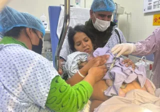 SSG informa sobre parto vertical de nueva mamá acompañada de su esposo