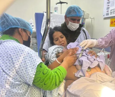 SSG informa sobre parto vertical de nueva mamá acompañada de su esposo