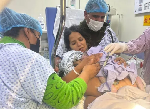 SSG informa sobre parto vertical de nueva mamá acompañada de su esposo