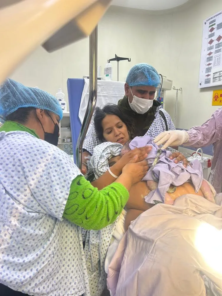 SSG informa sobre parto vertical de nueva mamá acompañada de su esposo