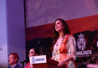 Libia Dennise festeja el tradicional Día de las Flores en Guanajuato