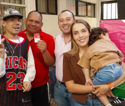 IMPULSA DIF CORTAZAR LA INCLUSIÓN: ENTREGAN LIZBETH LEPE Y MAURICIO ESTEFANÍA CREDENCIALES A PERSONAS CON DISCAPACIDAD