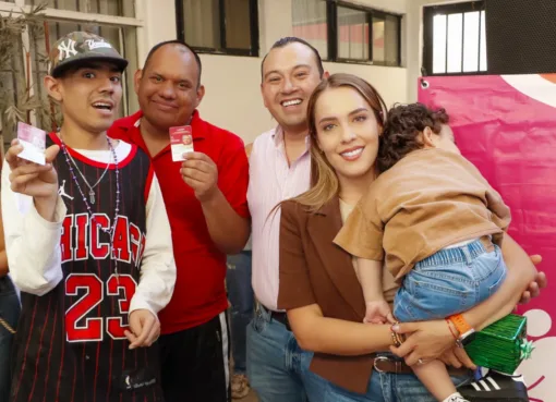 IMPULSA DIF CORTAZAR LA INCLUSIÓN: ENTREGAN LIZBETH LEPE Y MAURICIO ESTEFANÍA CREDENCIALES A PERSONAS CON DISCAPACIDAD