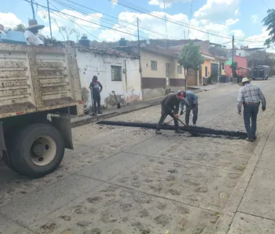 Se implementa programa de bacheo en Cd. Manuel Doblado y colocación de topes en materia de vialidad.