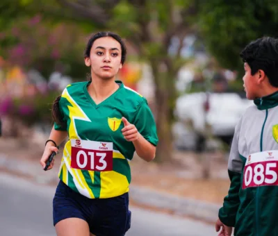 CORREN MÁS DE 800 JÓVENES EN LA 2DA CARRERA ESTUDIANTIL