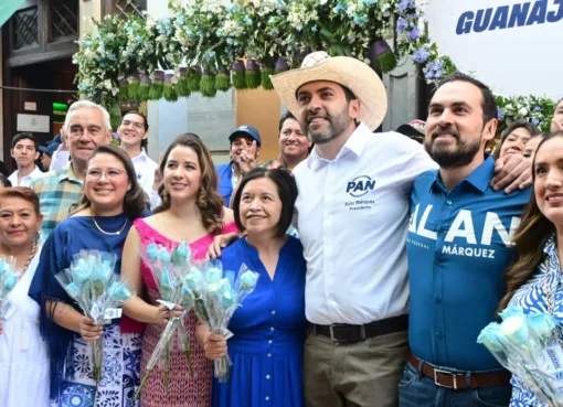 PAN Guanajuato cercano a la gente en el Día de las Flores, como parte de su misión territorial
