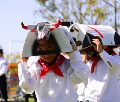 PROMUEVEN VALORES CÍVICOS E IDENTIDAD EN IZAMIENTO DE BANDERA MONUMENTAL  