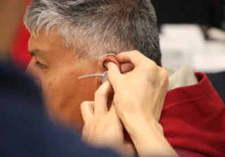 Entrega Gobernadora aparatos auditivos del programa Oír Bien