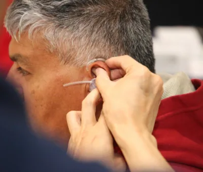 Entrega Gobernadora aparatos auditivos del programa Oír Bien