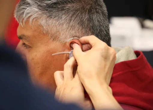 Entrega Gobernadora aparatos auditivos del programa Oír Bien