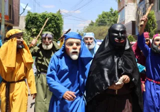 Visitan panteón y piden permiso de continuar el legado