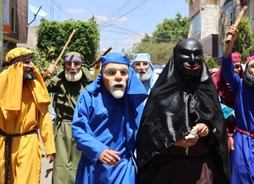 Visitan panteón y piden permiso de continuar el legado