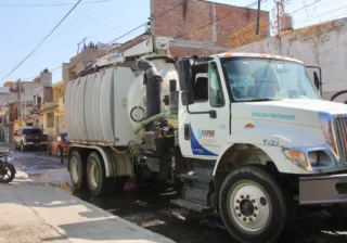 Sigue SAPAS brindando apoyo con limpieza en la calle Lucero