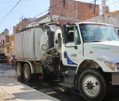 Sigue SAPAS brindando apoyo con limpieza en la calle Lucero
