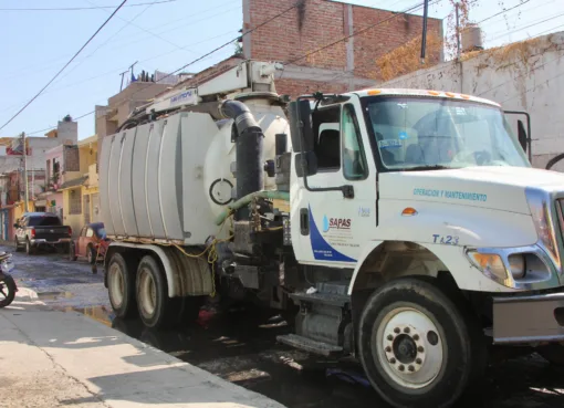 Sigue SAPAS brindando apoyo con limpieza en la calle Lucero