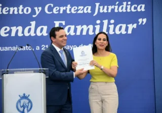 UNIDOS POR EL PATRIMONIO DE LAS FAMILIAS: MUNICIPIO Y ESTADO ENTREGAN ESCRITURAS A IRAPUATENSES