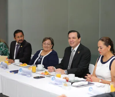 OFRECE GOBIERNO DE LA GENTE ESCUCHA Y DIÁLOGO A COLEGIO DE PROFESIONISTAS