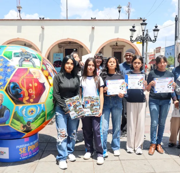 Seis balones monumentales intervenidos por artistas, estudiantes y promotores culturales adornan el Jardín de Purísima.