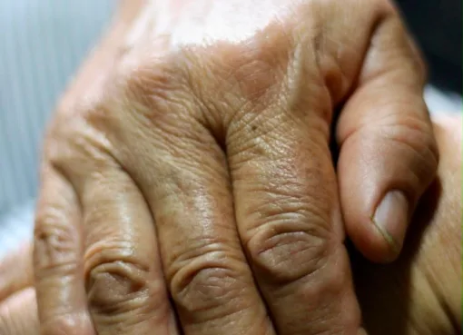 VISIBILIZAR PARA PROTEGER: EL GOBIERNO DE LA GENTE URGE A ERRADICAR LA VIOLENCIA CONTRA LAS MUJERES MAYORES