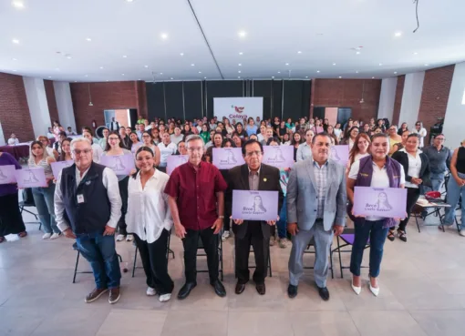 MUJERES JEFAS DE FAMILIA RECIBEN BECAS “GISELA GAYTÁN” PARA CONTINUAR SUS ESTUDIOS PROFESIONALES