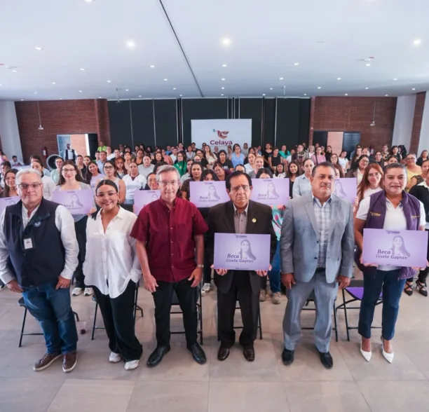 MUJERES JEFAS DE FAMILIA RECIBEN BECAS “GISELA GAYTÁN” PARA CONTINUAR SUS ESTUDIOS PROFESIONALES